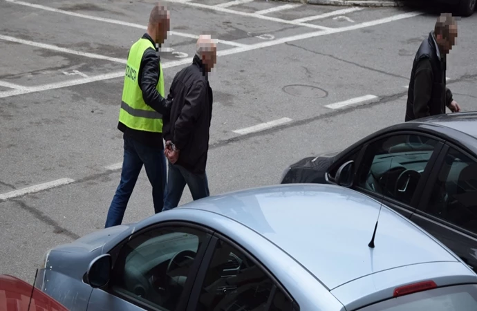 {Wspólne działania policjantów z Olsztyna, Elbląga i Szczytna pozwoliły zatrzymać dwóch oszustów, wyłudzających pieniądze „na wnuczka”.}