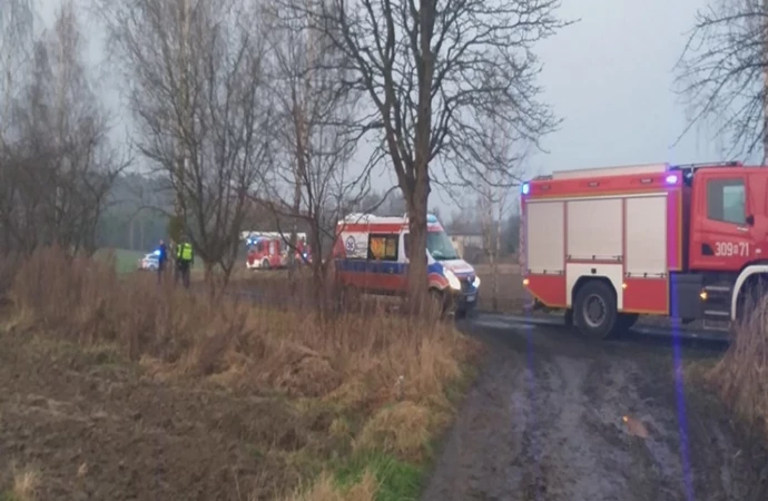 Policjanci z Dobrego Miasta wynieśli 78-letnią kobietę z płonącego domu.